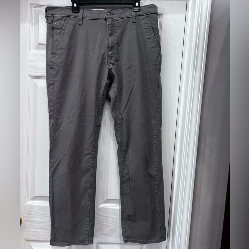 Signature Levi’s Strauss Men’s athletic jeans like new size 38/32